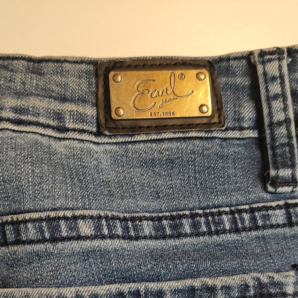 Earl Jeans Blue Cropped Jeans with Black Floral Embroidery - Picture 7 of 9